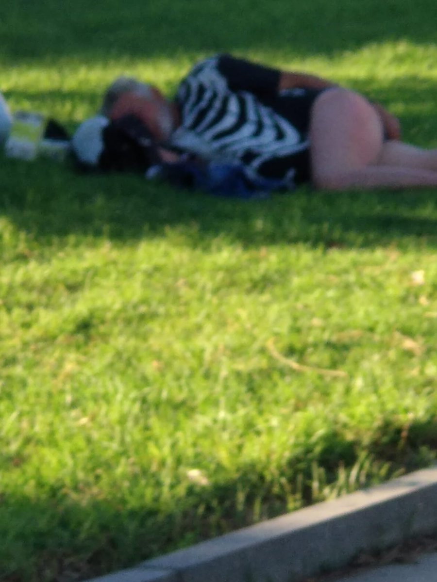 MacarenaVecinos's tweet photo. Parque perdigones .Los vecinos de la Macarena y sus hijos no pueden disfrutar de sus parques ni de sus calles @_JuanEspadas .Como se puede consentir que se bañen en la fuente ,beban alcohol,orinen ,duerman donde debería haber niños jugando BASTA YA @Ayto_Sevilla @PoliciaSevilla https://t.co/kQpZlMuJ4K