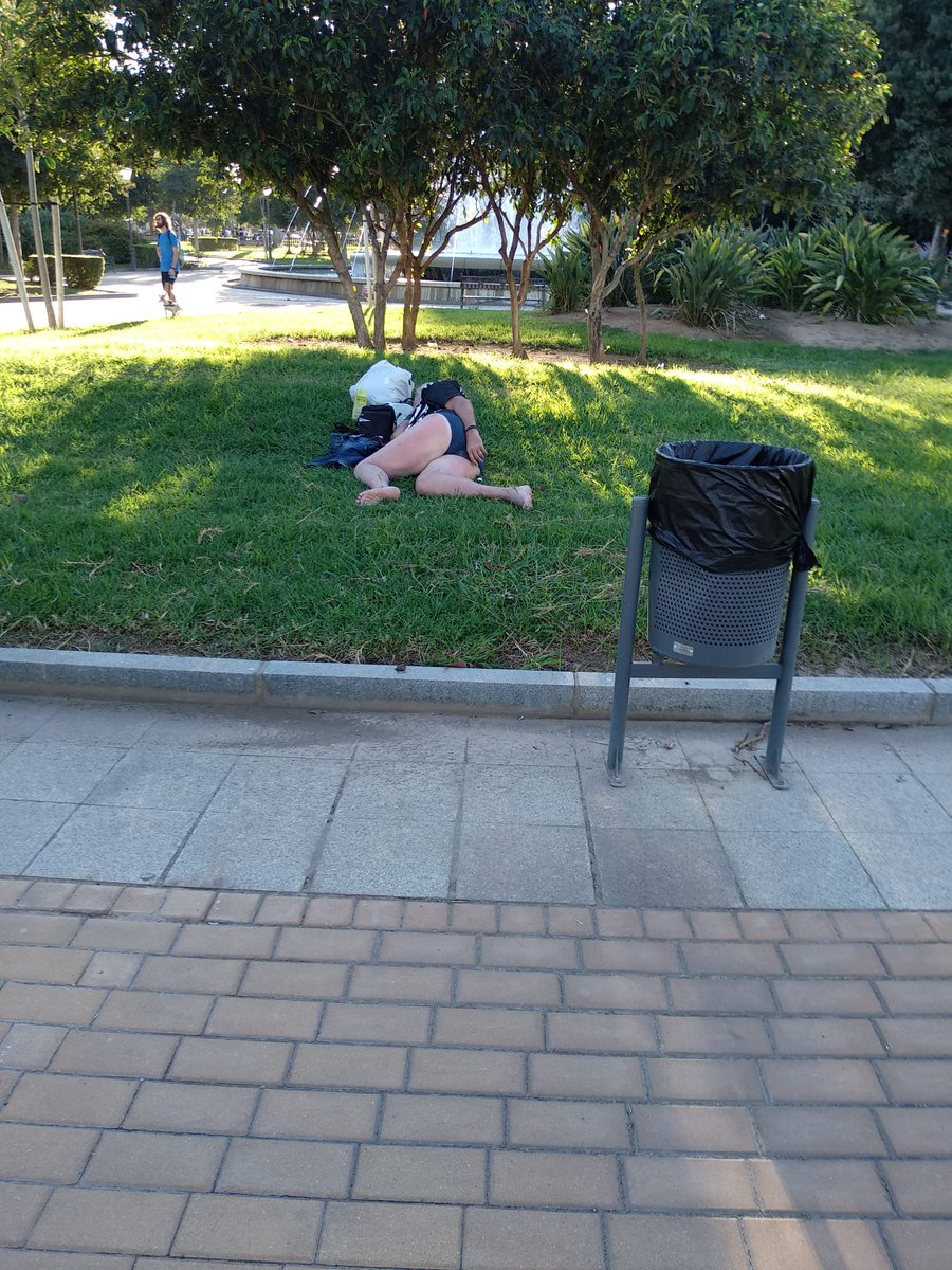 MacarenaVecinos's tweet photo. Parque perdigones .Los vecinos de la Macarena y sus hijos no pueden disfrutar de sus parques ni de sus calles @_JuanEspadas .Como se puede consentir que se bañen en la fuente ,beban alcohol,orinen ,duerman donde debería haber niños jugando BASTA YA @Ayto_Sevilla @PoliciaSevilla https://t.co/kQpZlMuJ4K
