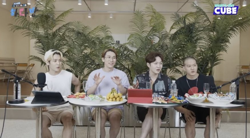 jjellybeans_'s tweet photo. 211007 gyangha/gyang do it community update

btob cares more about making us laugh than upholding their image 😹😭

#evenifshinchancame #nobodycanstop #btob https://t.co/SFxWeyvIOU