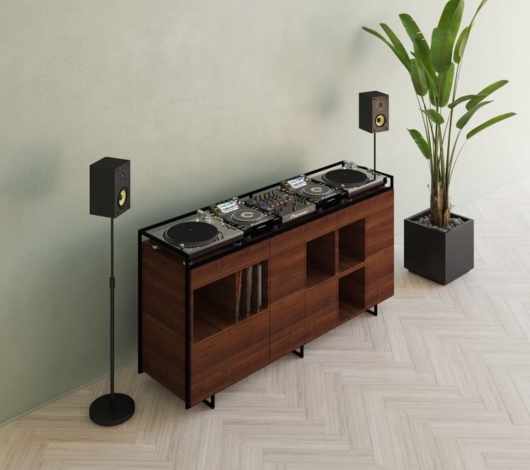 In the spirit of my latest track.. I want to know, what tracks are you groovin to at the moment? 🎧🎧