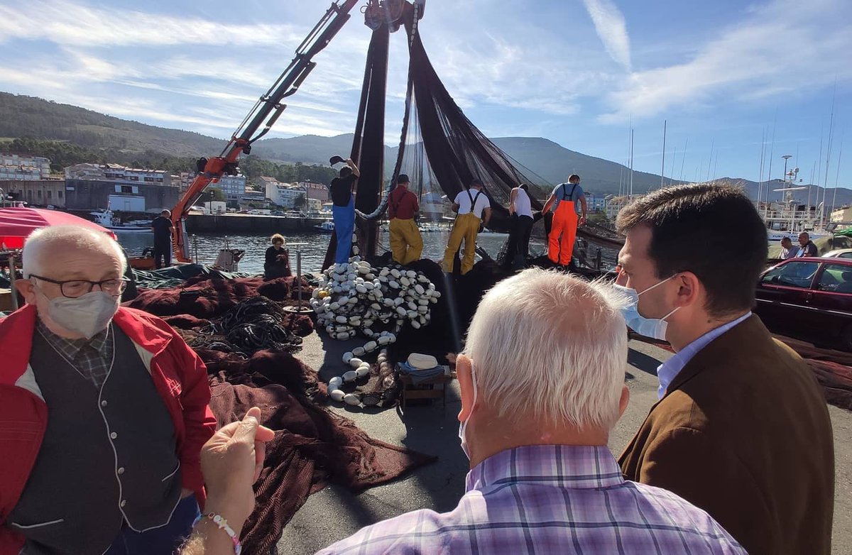 G_Caballero_M's tweet photo. A reactivación económica ten que estar pegada aos sectores produtivos do país como a pesca.

Esta mañá estiven en Portosín a xunto aos compañeir@s Miguel Mayán e María Vila, e representantes do sector avaliando as súas necesidades. Defendamos o sector pesqueiro! https://t.co/GXvpBJwSGv