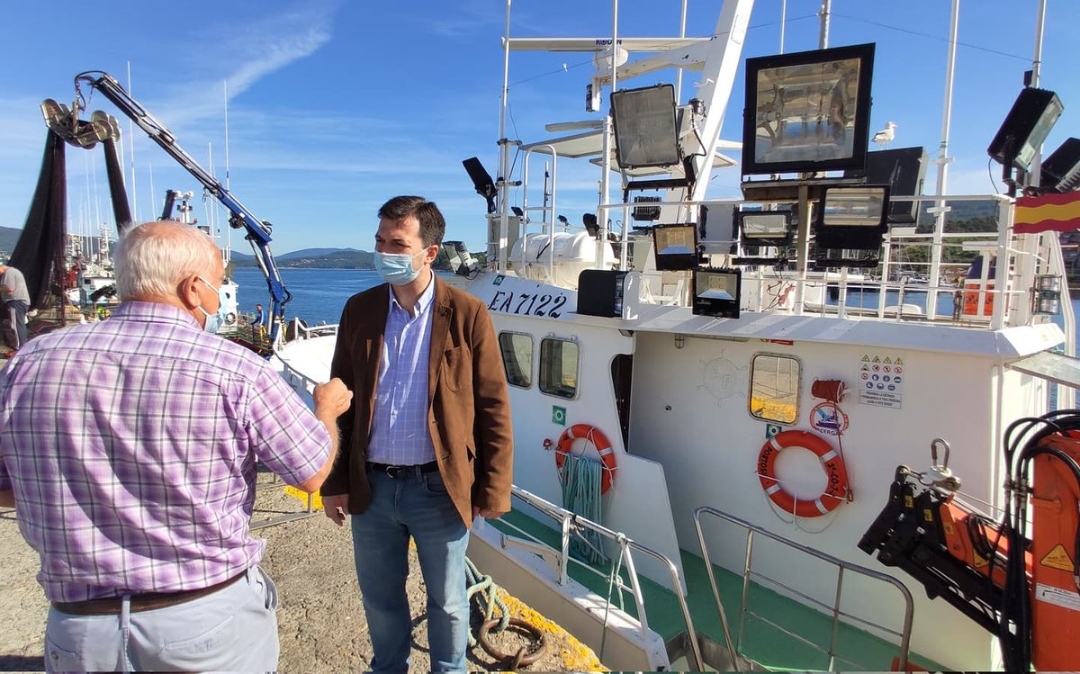 G_Caballero_M's tweet photo. A reactivación económica ten que estar pegada aos sectores produtivos do país como a pesca.

Esta mañá estiven en Portosín a xunto aos compañeir@s Miguel Mayán e María Vila, e representantes do sector avaliando as súas necesidades. Defendamos o sector pesqueiro! https://t.co/GXvpBJwSGv