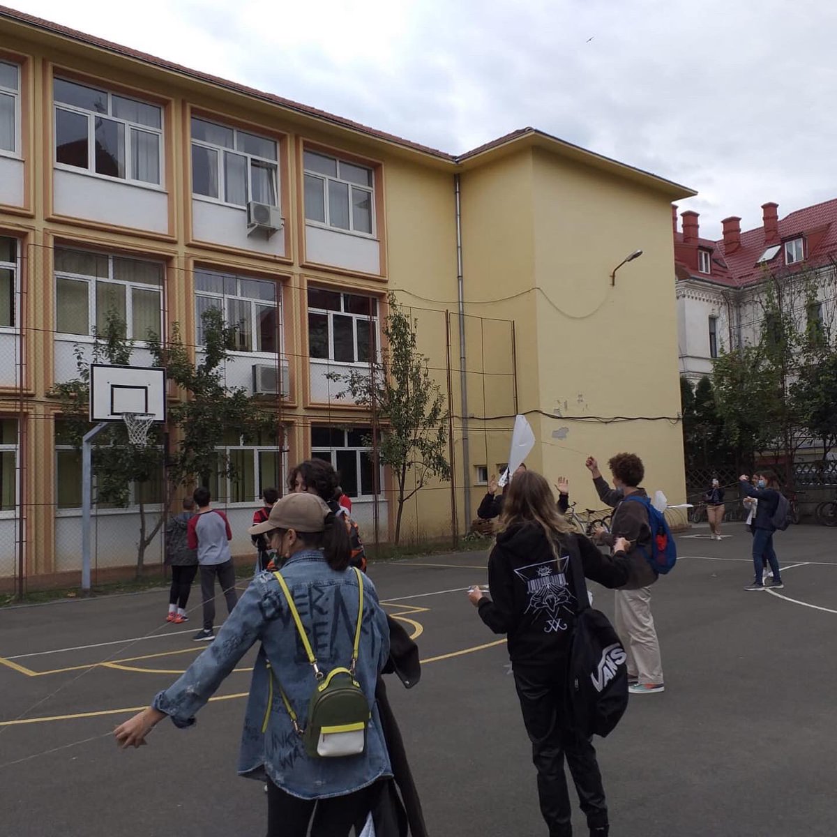 Actividad final del primer día de la movilidad Erasmus + en el Liceul Teoretical “Grigori Moisil” de Timisoara, bajo el tema #buddiesagainstbullies #corazonistasenaccion