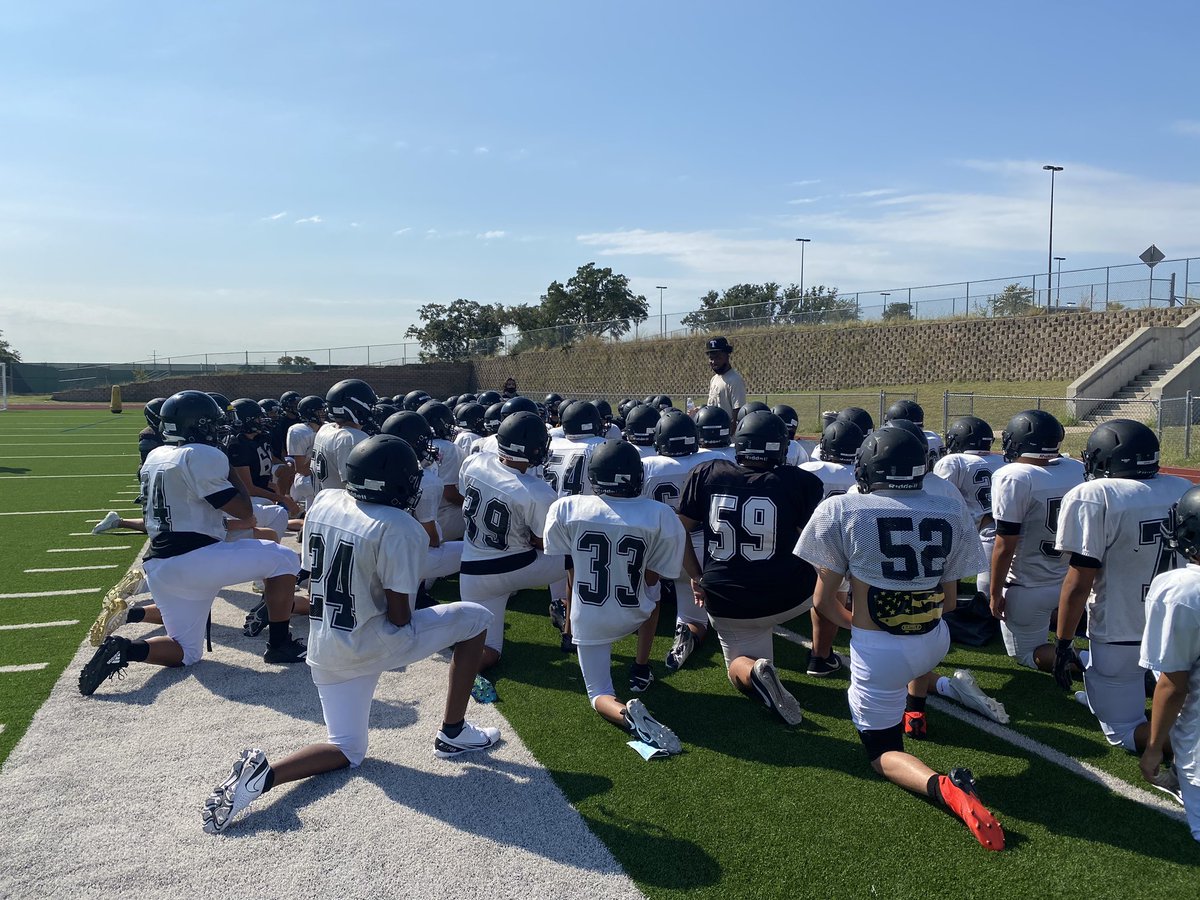 BFNDFball's tweet photo. S/O to Donnie Dreighton @DONNIE2FYE for sharing some words of encouragement with our freshman Bears this morning. Was awesome to hear him share his experience as bear and after!
#FallInLoveWithTheGrind #ACE https://t.co/TiwlxXu6Az