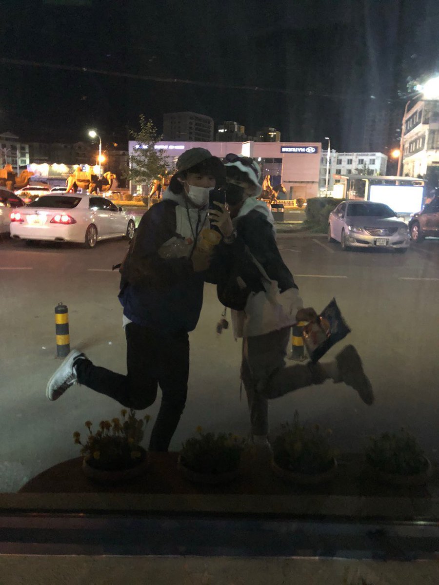 PPP1HHH's tweet photo. 기호가 올려준 사진 너무 감동적이라 마음 따뜻해하고있었는데 뒤에 사람들 말타고계셔 https://t.co/iVb3fZUGXn