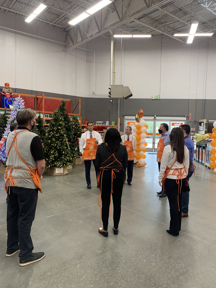 OmyThd's tweet photo. Outstanding Store Walk at 0149 Alpharetta with Lieutenant Governor @GeoffDuncanGA and GA Senator John Alberts @KMTovey  @IhsanMateen @kale_self #HDSTOREWALKS #district1 #MakingaDifference https://t.co/LSvpxzdK0l