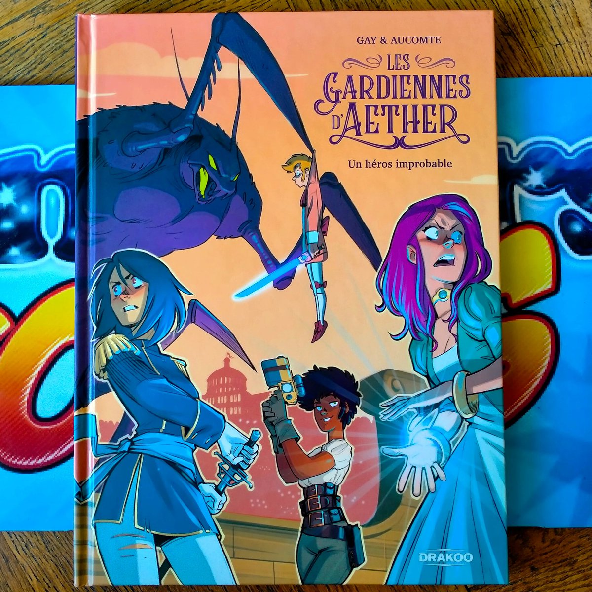 UniversComics's tweet photo. Les Gardiennes d'Aether. Pétillant, drôle, fort joli, entre magie et technologie, un séducteur malgré lui et des personnages fort attachants ! Bravo @0liviergay chez @DrakooEditions et ✌️#JonathanAucomte
#bd #lire #comics #bandedessinee #lecture #art #magie #books https://t.co/7aqgmWh1vz