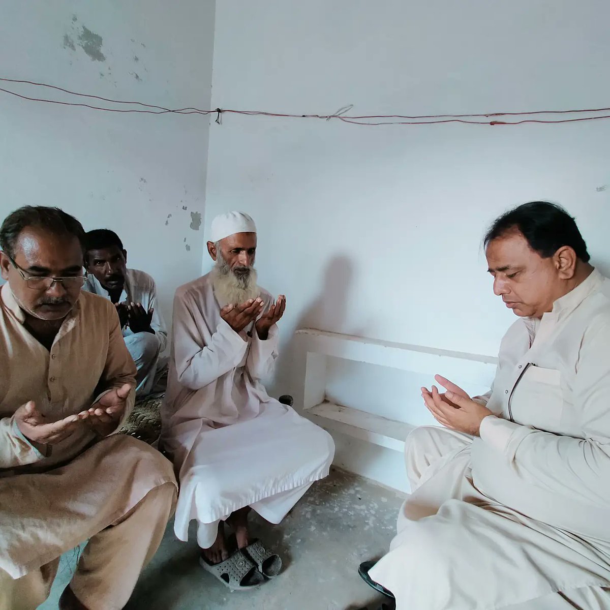 pirImranskhagga's tweet photo. آج ڈیرہ پکا حاجی مجید پر حلقہ سے آئے عوام کے مسائل سنےاور حل کروانے کی یقین دہانی کروائے ،حلقہ میں مصروف دن گزارا،حالیہ فوتگیوں پر لواحقین سے اظہار تعزیت ، فاتحہ خوانی کی اورقل خوانی اور نماز جنازہ میں شرکت کی مرحومین کے درجات کی بلندی کے لیے دعا کی،
#PP207
#PP208
#NA152 https://t.co/F3qxLk4IaT