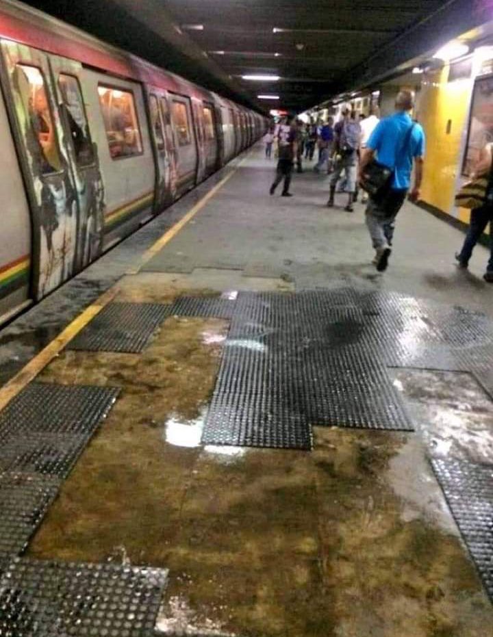 CarlosValero08's tweet photo. El Metro de Caracas antes y después del chavismo. Una analogía gráfica de lo que convirtieron el país #6Oct https://t.co/GNLVmeVamS