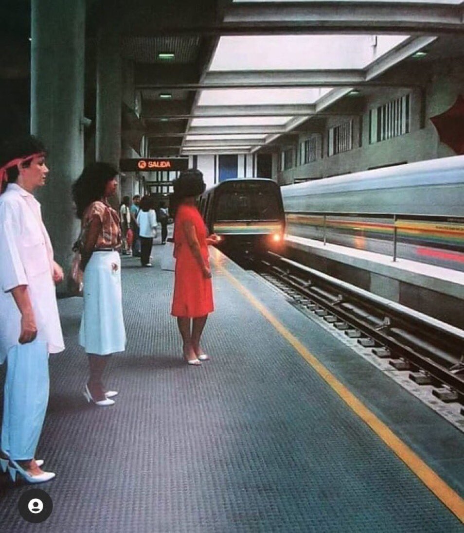 CarlosValero08's tweet photo. El Metro de Caracas antes y después del chavismo. Una analogía gráfica de lo que convirtieron el país #6Oct https://t.co/GNLVmeVamS