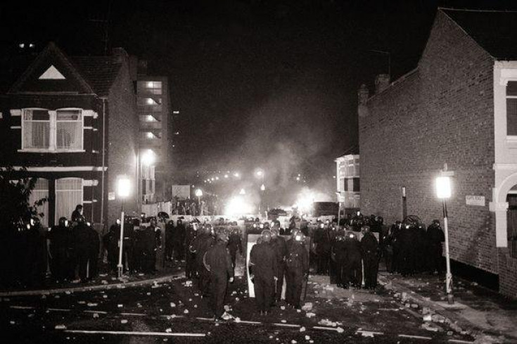 wrkclasshistory's tweet image. #OtD 6 Oct 1985 Tottenham, London went up in flames as residents of the Broadwater Farm estate rose up against police after the killing of Cynthia Jarrett, an African-Caribbean mother by police, shortly after other officers also shot Cherry Groce.