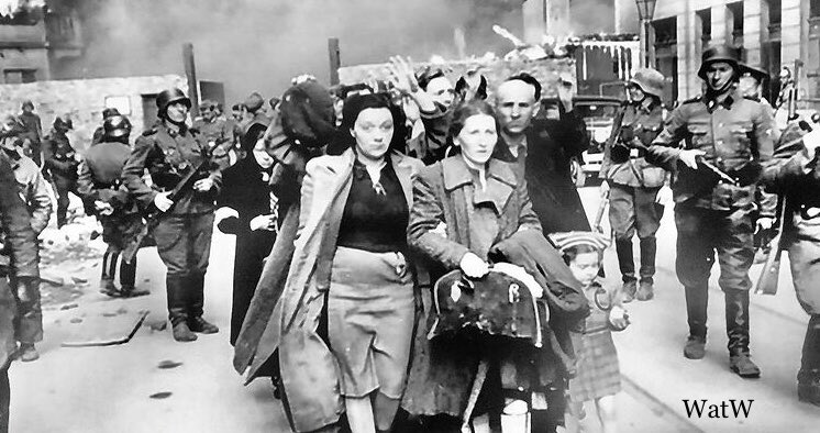 TheWorldatWar2's tweet photo. Jewish civilians have their possessions seized and assets frozen and are made to flee their homes through forced emigration - Austria, 1938
#ww2 #worldwar2 #austria #persecution #forcedemigration https://t.co/aNOU8B7Ld9