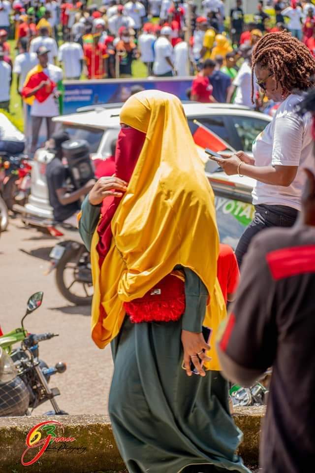 Habillé au couleur de la patrie avec son niqab نقاب. Pour moi c'est l'une des plus belles images de la fête de l'indépendance après celles du chef de l'état colonel Mamadou !