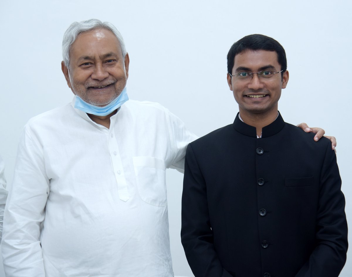 NitishKumar's tweet photo. वर्ष 2020 के यू०पी०एस०सी० टॉपर श्री शुभम कुमार को 1 अणे मार्ग स्थित ‘संकल्प’ में शुभकामना दी।

https://t.co/rU55O1jq5w https://t.co/TJnpvNUisI