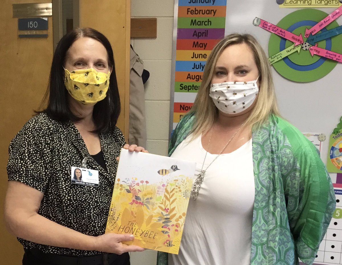 SusanGalbraith4's tweet image. When you show up to teach an art lesson about Honey Bees and both you and the teacher are wearing bee masks a loved one made! Hats off to Miss Moss and her hive at Cambridge Narrows School!  #BeeMagic @ASD_West