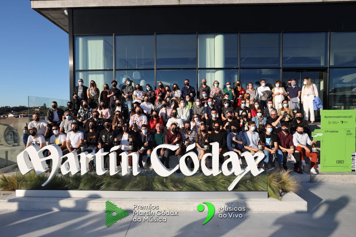 prmartincodax's tweet image. Aquí está a foto de familia dos/as #finalistas dos #PremiosDaMúsica21
👏 PARABÉNS!