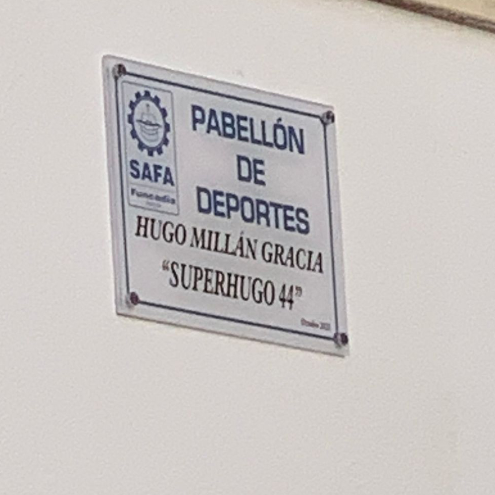 SafaFuncadia's tweet photo. Hoy hemos tenido un emotivo acto en recuerdo de nuestro alumno Hugo Millán. Nuestro pabellón de deportes lleva desde hoy su nombre. Conmocionados aún por su ausencia, siempre le recordaremos con su permanente sonrisa.
Abrazos a su familia. 
@fundacionsafa #HugoMillan #Funcadia https://t.co/VfeplEryVa