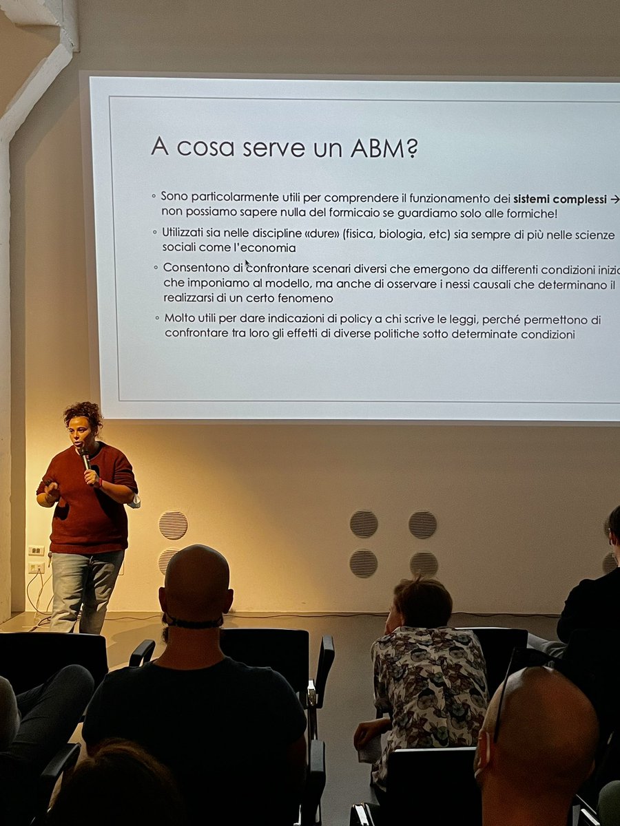 databeerstorino's tweet photo. @leopriori ci spiega i modelli ad agenti #abm #databeers #Torino https://t.co/aqc1SMuGC2