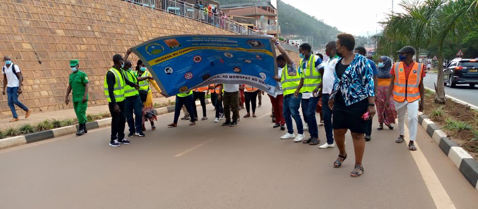 MuhimaRwanda's tweet photo. Uyu munsi mu @MuhimaRwanda urugaga rw’abikorera @PSF_Rwanda mu @Teterocell bakoze Ubukangurambaga kuri #operationcovidfree mu nsanganyamatsiko  “NO MOMO PAY NO SERVICE” na “NO MASK NO SERVICE” @RwandaLocalGov @gatjmv @PSF_Rwanda @CityofKigali @PudenceR @merardmp @Nyarugenge https://t.co/L67CswCtR7