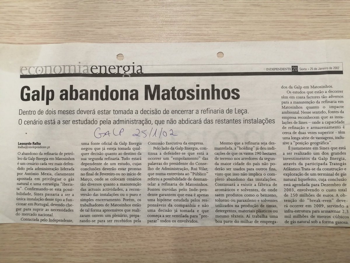 aplima's tweet photo. Gosto muito de folhear jornais antigos e ver arquivos feitos noutros tempos... É uma mania que de vez em quando me presenteia com artigos como este escrito a 25 de Janeiro de 2002 pelo grande @LeonardoRalha, quase há 20 anos, portanto. É a história a repetir-se, portanto. https://t.co/yTQU9wQQi3