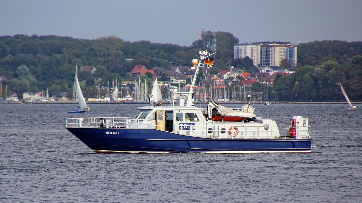 RickyGTS's tweet photo. Für das Geburtstagskind des Tages @Hobbyfotografin ein kleines Special 😉 und ich hoffe sogar auf was Besonderes, denn wann schafft man schon mal 3 #Zollboot‘e auf 1 Aufnahme 😃👍🏻 Alle Aufnahmen zur Heimfahrt der #GorchFock in #Kiel 📸 https://t.co/mODj6lz6tB