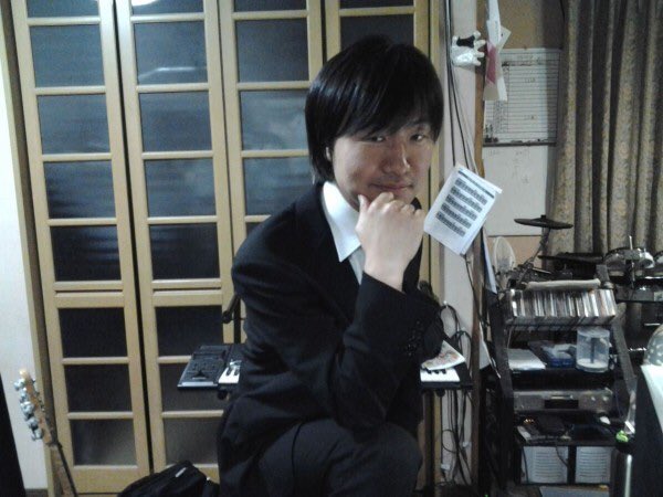 rivaofficial2's tweet photo. 今日はレコーディングをしました。
そしてそして、キーボード大ちゃんの誕生日でした!せっかく記念写真撮ったのに、半目になってしまっているので太陽と雲で隠してしまいました。ごめん大ちゃん汗 https://t.co/g7eprKfvO0