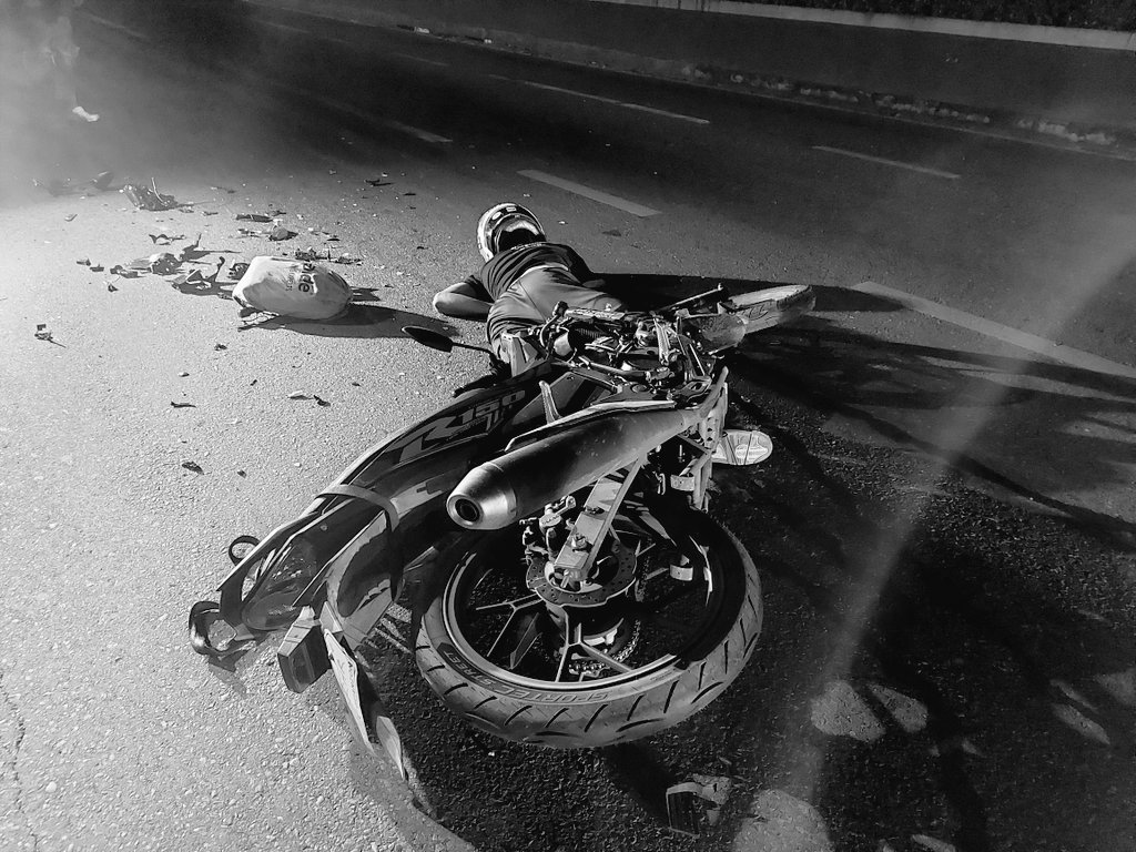 olanbola's tweet photo. Motor rider patay matapos bumangga sa likod ng dump truck sa Quezon Ave. QC https://t.co/Hht5eaJUw1