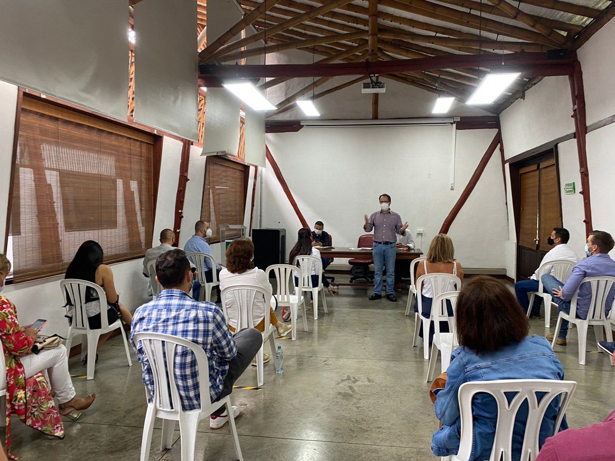 ANMColombia's tweet photo. En su ruta minera por #Risaralda, el presidente @JuanMiguelDuran se reunió con titulares mineros del departamento, escuchó sus opiniones y sugerencias y dialogaron sobre la importancia de ejercer una minería #ConTodasLasDeLaLey. Continuamos fortaleciéndonos como sector ⚒️. https://t.co/wPcc11Mgtt