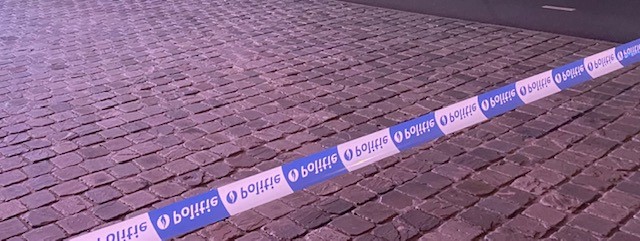 PZAntwerpen's tweet image. Opgelet: we onderbreken voor een zo kort mogelijke tijd het verkeer op de Frankrijklei in beide richtingen tussen de Brabantstunnels en de Maria-Theresialei. Ook voor het openbaar vervoer, fietsers en voetgangers is er hinder. We onderzoeken er samen met DOVO een verdacht pakket.