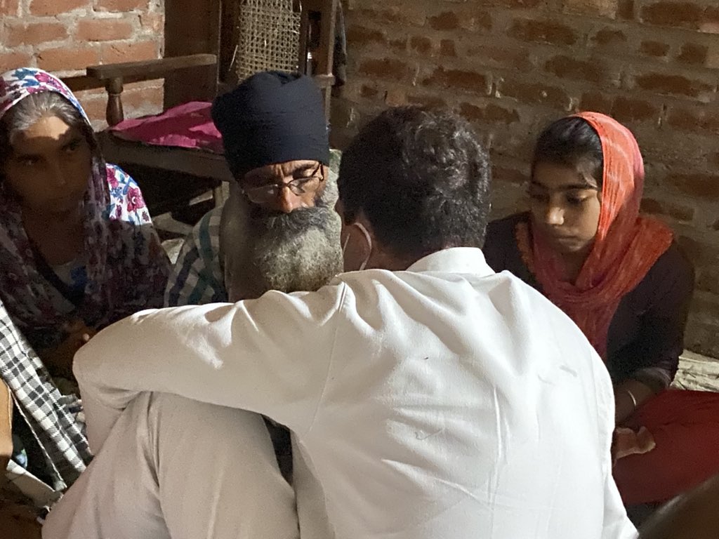 KanishkaPandey_'s tweet photo. बेहद भावुक पल, जब लखीमपुर में शहीद लवप्रीत के परिवार से मिलने पहुंचे मेरे नेता @RahulGandhi @priyankagandhi जी!
शायद ही कोई हो जिसकी आंखें नम ना हो 🙏

न्याय होकर रहेगा लवप्रीत।💐
#NyayHokarRahega https://t.co/07EMBANuMU