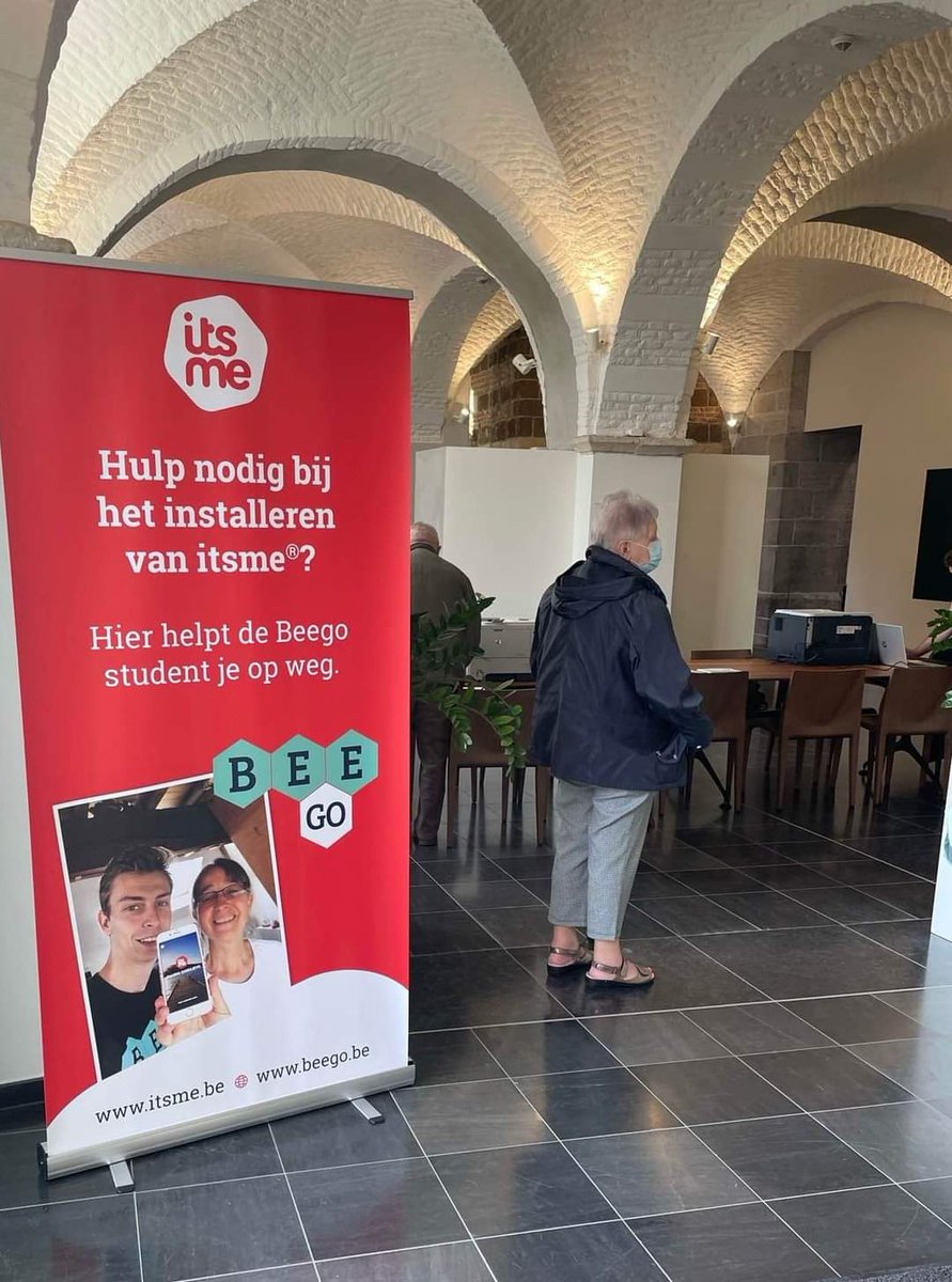 Een stadsloket met digitale assistenten,  die ter hulp schieten met Covidsafe, Itsme, de stadsapp, ... Ons  Digipunt aan het loket van stad Sint-Truiden was een succes! Meer dan 40 mensen kregen ondersteuning door 2 vlijtige Beego studenten.