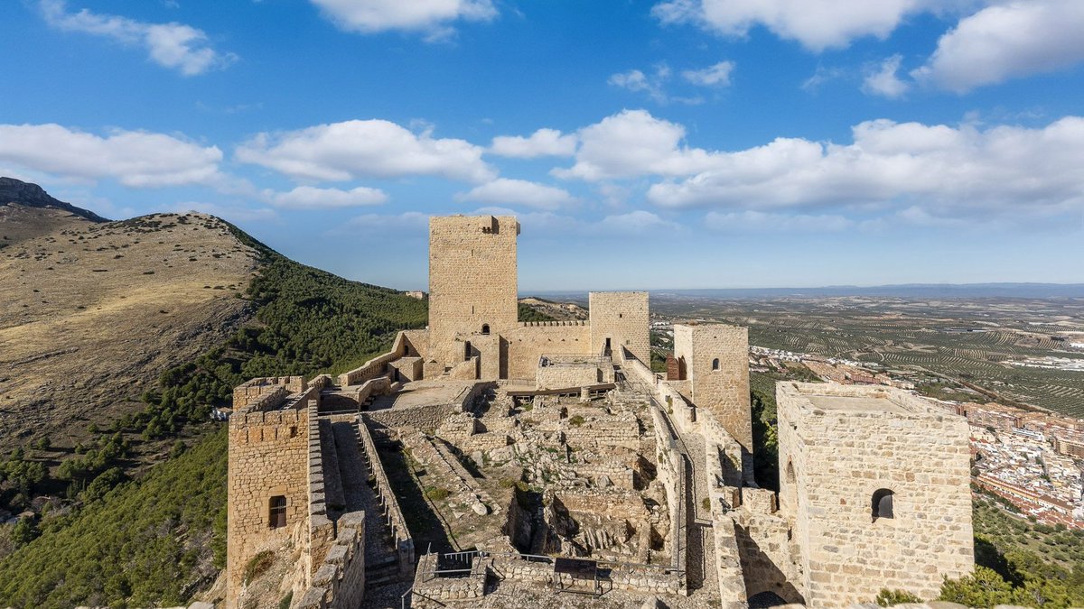 turistaenmipais's tweet photo. Fernando III ordenó construir en el Cerro de Santa Catalina un impresionante recinto fortificado sobre una alcazaba musulmana previa. Una muralla o 6 torres dan forma al castillo, un verdadero mirador para divisar también prácticamente toda la geografía de la provincia de Jaén. https://t.co/TEkCAv3IY6