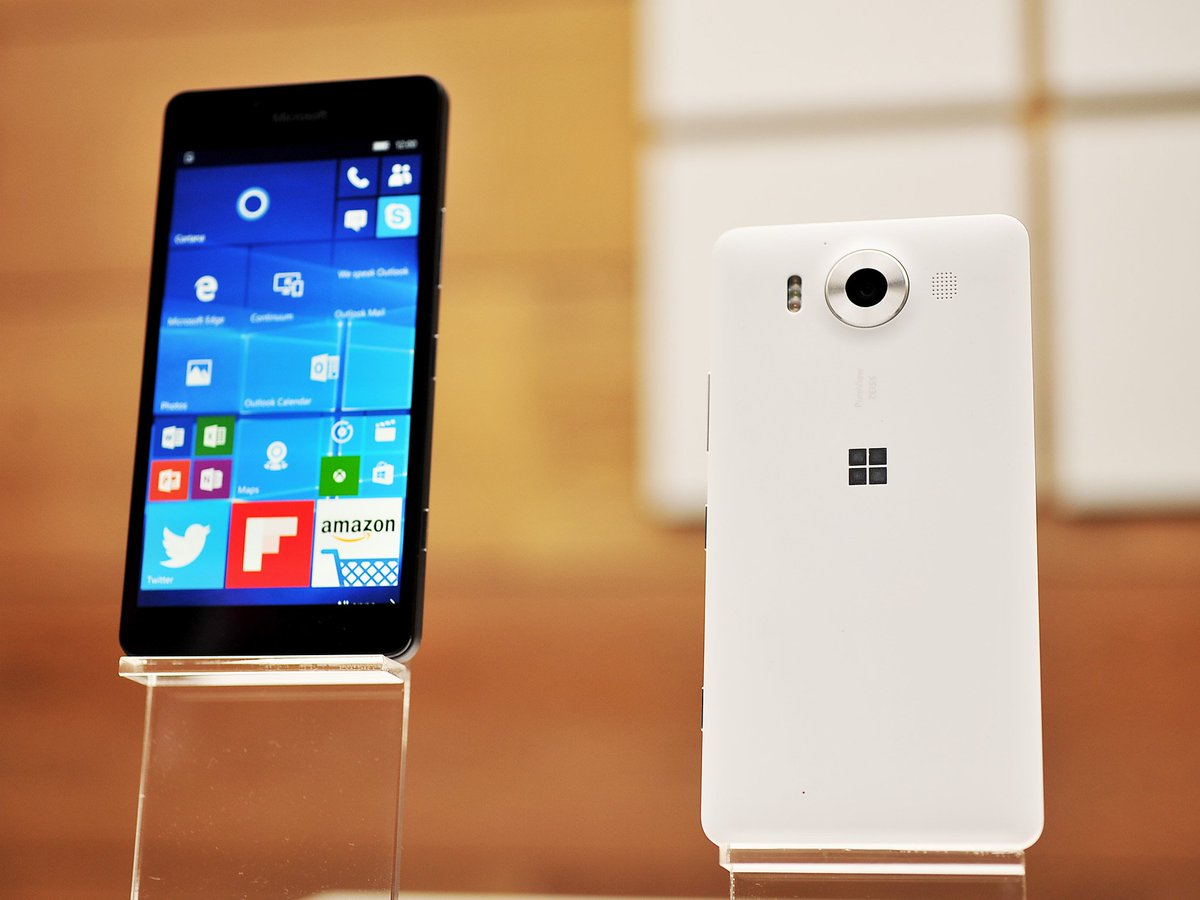 Daniel_Rubino's tweet photo. Six years ago today Microsoft announced Windows 10, Lumia 950/XL, Band 2, Surface Pro 4, and the star of the show, Surface Book.

Definitely one of the best Microsoft reveals. I still miss that Band 2.

What was your favorite? https://t.co/lC89FqAV6T