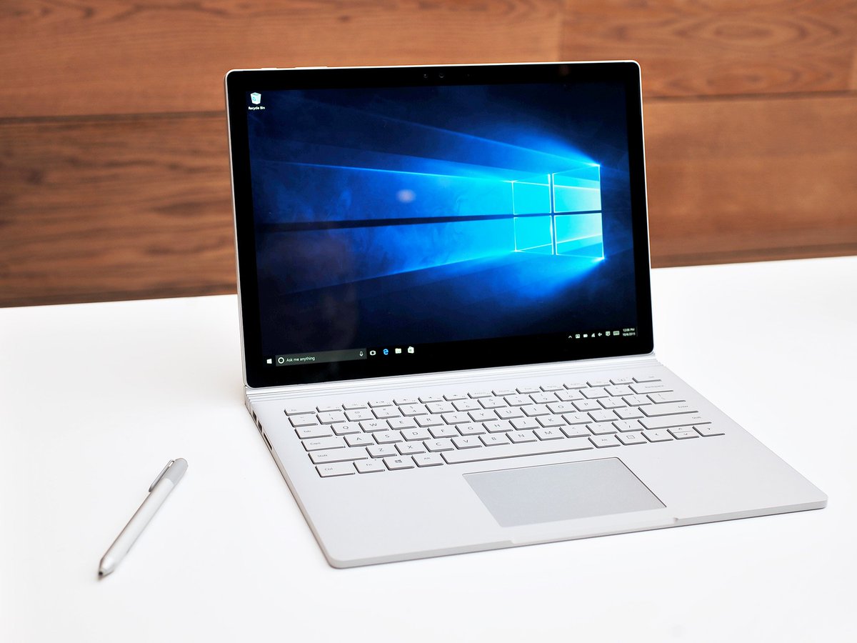 Daniel_Rubino's tweet photo. Six years ago today Microsoft announced Windows 10, Lumia 950/XL, Band 2, Surface Pro 4, and the star of the show, Surface Book.

Definitely one of the best Microsoft reveals. I still miss that Band 2.

What was your favorite? https://t.co/lC89FqAV6T