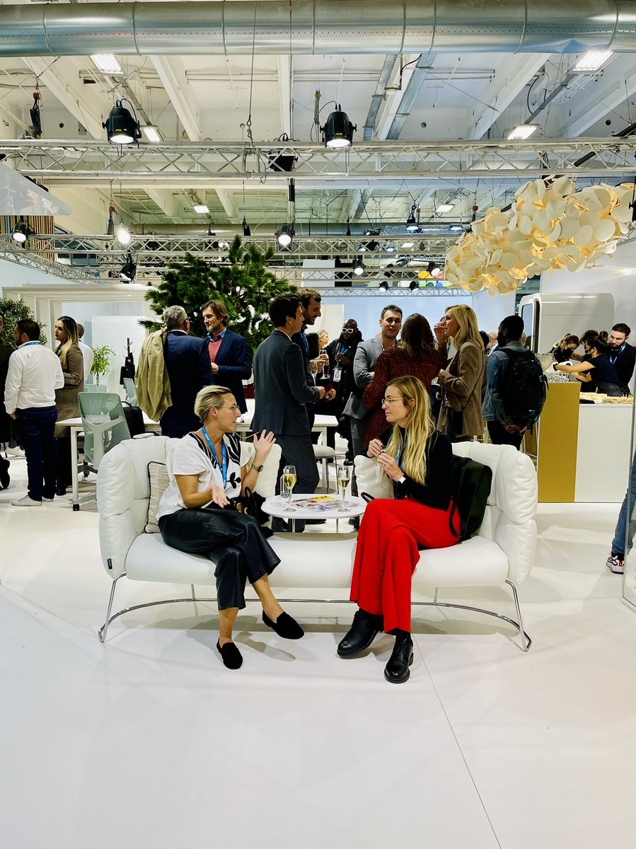 WorkspaceExpo's tweet photo. Nous clôturons cette 2e journée de #WorkspacExpo avec la nocturne, un moment convivial pour #networker entre professionnels de l’aménagement des espaces de #travail ! 

Demandez vite votre badge si vous n’êtes pas encore passé nous voir → https://t.co/uHPmhrBPzo

#officedesign https://t.co/vmVXqkHzfK