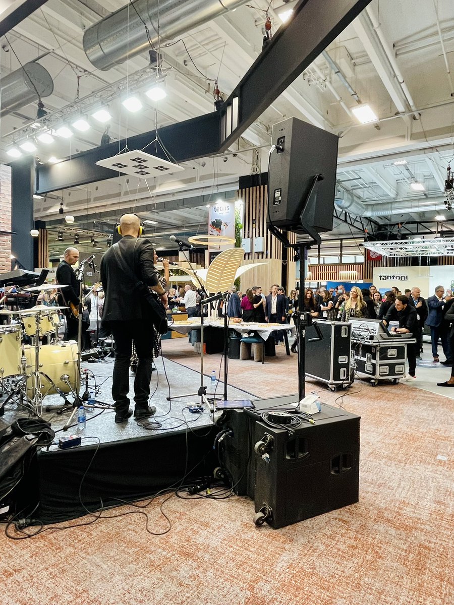 WorkspaceExpo's tweet photo. Nous clôturons cette 2e journée de #WorkspacExpo avec la nocturne, un moment convivial pour #networker entre professionnels de l’aménagement des espaces de #travail ! 

Demandez vite votre badge si vous n’êtes pas encore passé nous voir → https://t.co/uHPmhrBPzo

#officedesign https://t.co/vmVXqkHzfK