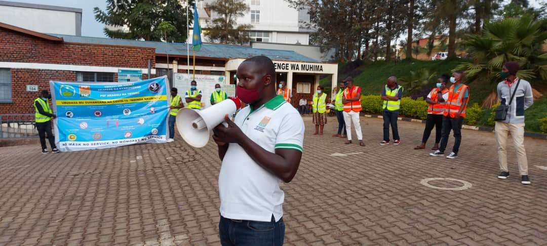 MuhimaRwanda's tweet photo. Muri Ubu bukangurambaga Abayobozi ba #PSF na ES wa @MuhimaRwanda bibukije abacuruzi ko kwishyura hakoreshejwe ikoranabuhanga ari kimwe mu bifasha mu guhashya COVID-19. Bityo babashimira kuba babigize ibyabo. @PSF_Rwanda @RwandaLocalGov @AGT @CityofKigali @PudenceR @merardmp https://t.co/iuWX7ate4l