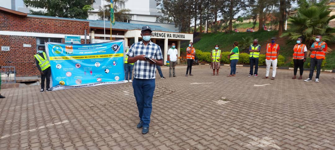 MuhimaRwanda's tweet photo. Muri Ubu bukangurambaga Abayobozi ba #PSF na ES wa @MuhimaRwanda bibukije abacuruzi ko kwishyura hakoreshejwe ikoranabuhanga ari kimwe mu bifasha mu guhashya COVID-19. Bityo babashimira kuba babigize ibyabo. @PSF_Rwanda @RwandaLocalGov @AGT @CityofKigali @PudenceR @merardmp https://t.co/iuWX7ate4l