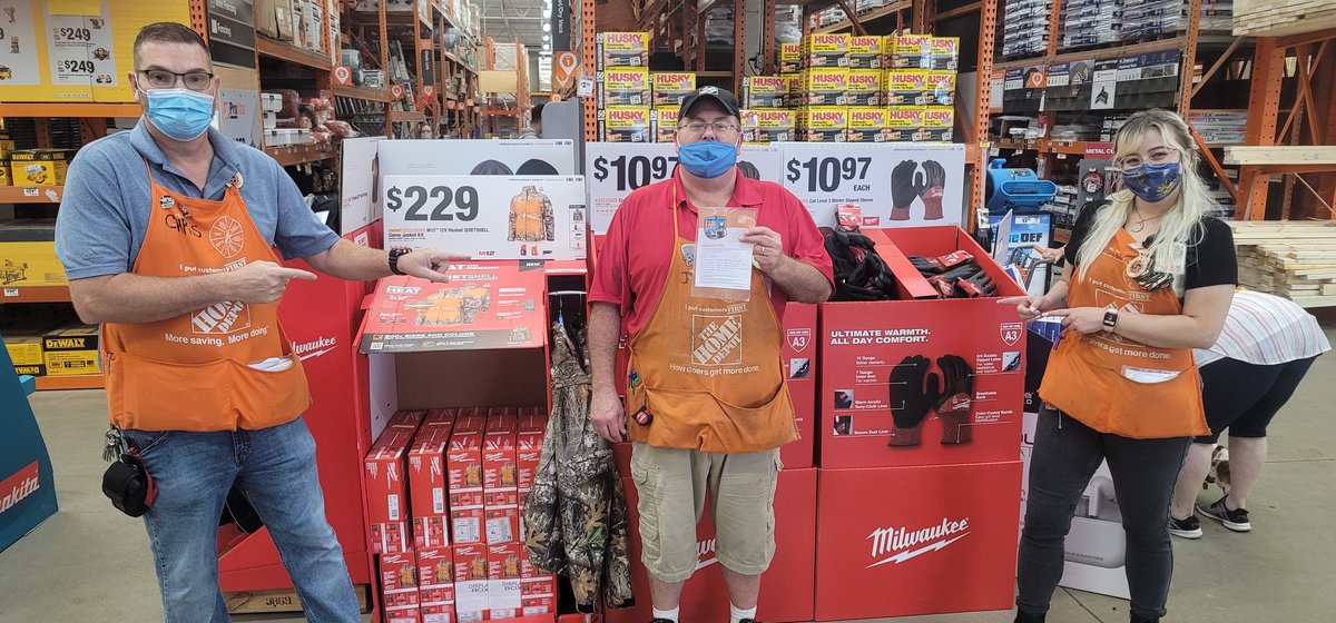 christopher_ccs's tweet photo. Bravo winner for the month of September!!!Thank you James for going the extra mile to help all over the store @DennisYoungbloo @mlindsey1223 @SharptonDavid @JeremyW74036213 https://t.co/O7Gu2F3Sx9