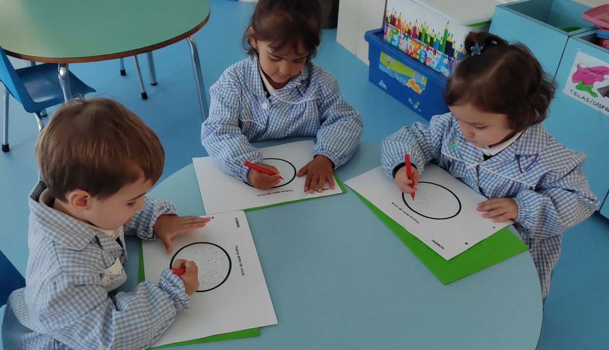 amordediosmad's tweet photo. Nos encanta aprender 👍 Trabajamos conceptos: dentro-fuera, grande-pequeño. Formas geométricas  círculo-cuadrado ⭕⏹️. Colores rojo, azul, amarillo verde. #InfantilADD #3años #ColegioAmordeDios #conceptosbasicos #caminamosjuntos https://t.co/pQrPdokNwA