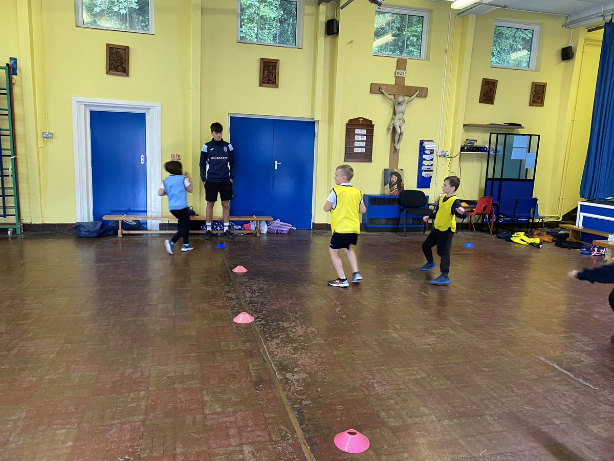 BmoCoaching's tweet photo. Benchball in @stpadarnsrcp today - a classic school game! A good one to maintain our social distancing in our school bubbles! π€ΎπΌββοΈπ€ΎπΌββοΈ
#benchball #schoolsport #bmocoaching #beactive #primarysport #chwaraeon #aberystwyth https://t.co/JWk1a8PvvA