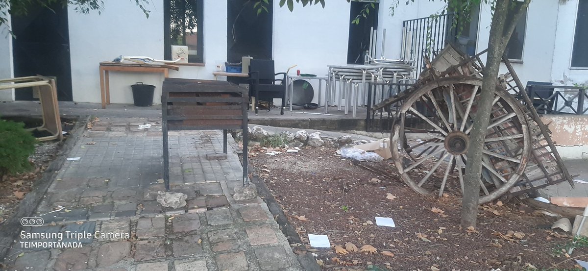 teimportalgo's tweet photo. En el Parque de los Castillos, ya no hay botellones. Gracias al trabajo de @AytoAlcorcon @PoliciaAlcorcon. Estos no hacen botellon, pero lo dejan de pena.¿Quien limpiará esto?
@ppyjj_panimal @EsmasAlcorcon.
Fotos del día 04/10/2021 y de hoy 06/10/2021. https://t.co/OZCTrhxoIK