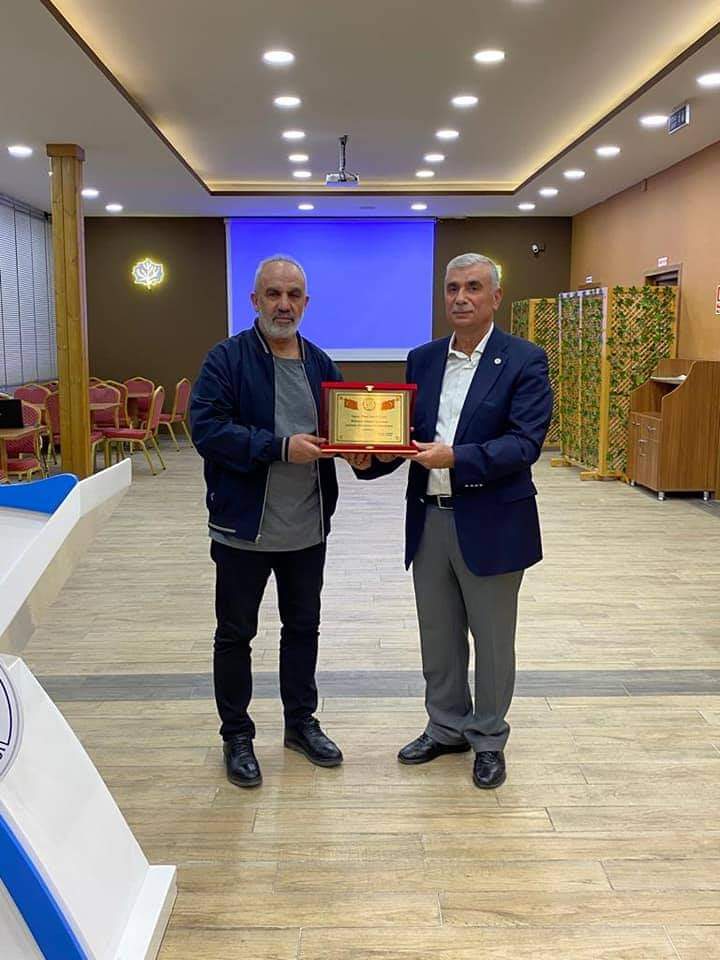 MASKF Başkan Vekili Aziz Yiğit Gençlik ve spor il müdürlüğü spor şube müdürlüğü yapan Ömer Dağdelen'in emekliliğinden dolayı veda yemeğinde bir araya gelerek MASKF adına plaket takdim etti.