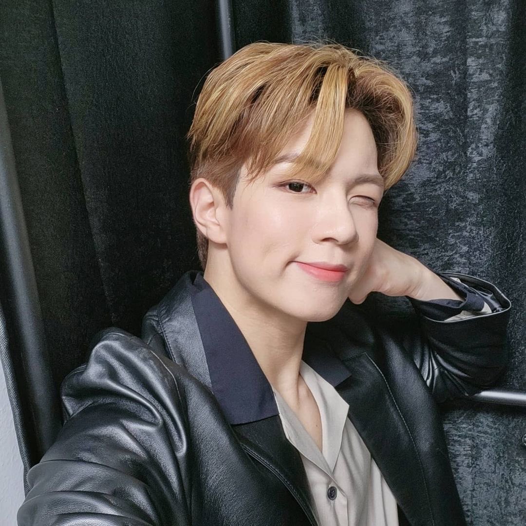 nflying_uy's tweet photo. [INSTA|211006]

#HWESEUNG: ¡¡¡N.Flying ha vuelto!!!

#NFlying #엔플라잉 #NFia #엔피아
#TURBULENCE #Sober
@NFlyingofficial
_____
Inglés: NFlyingIntl 
Español: nflying_uy (💫) https://t.co/aKxQCXj7iL