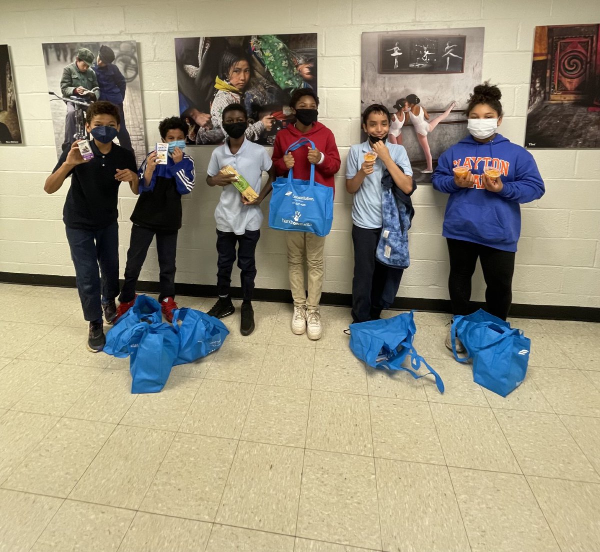 DeKalbSchools's tweet photo. ๐๐Today our partners at @HandsOnAtlanta distributed 440 meal kits to students at McLendon Elementary School and the International Community School. Thank you for supporting the healthy development of our scholars! #iLoveDCSD https://t.co/M7yq6AT4UW