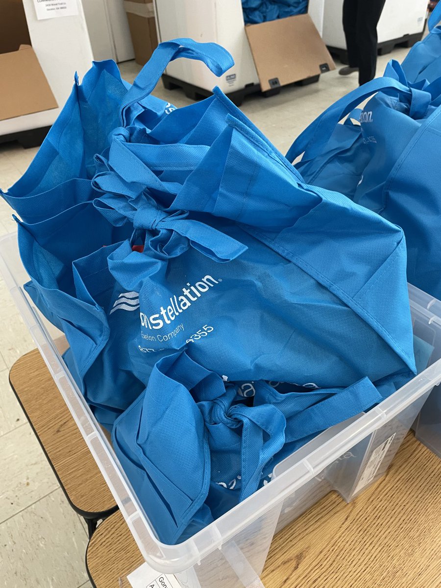 DeKalbSchools's tweet photo. ๐๐Today our partners at @HandsOnAtlanta distributed 440 meal kits to students at McLendon Elementary School and the International Community School. Thank you for supporting the healthy development of our scholars! #iLoveDCSD https://t.co/M7yq6AT4UW