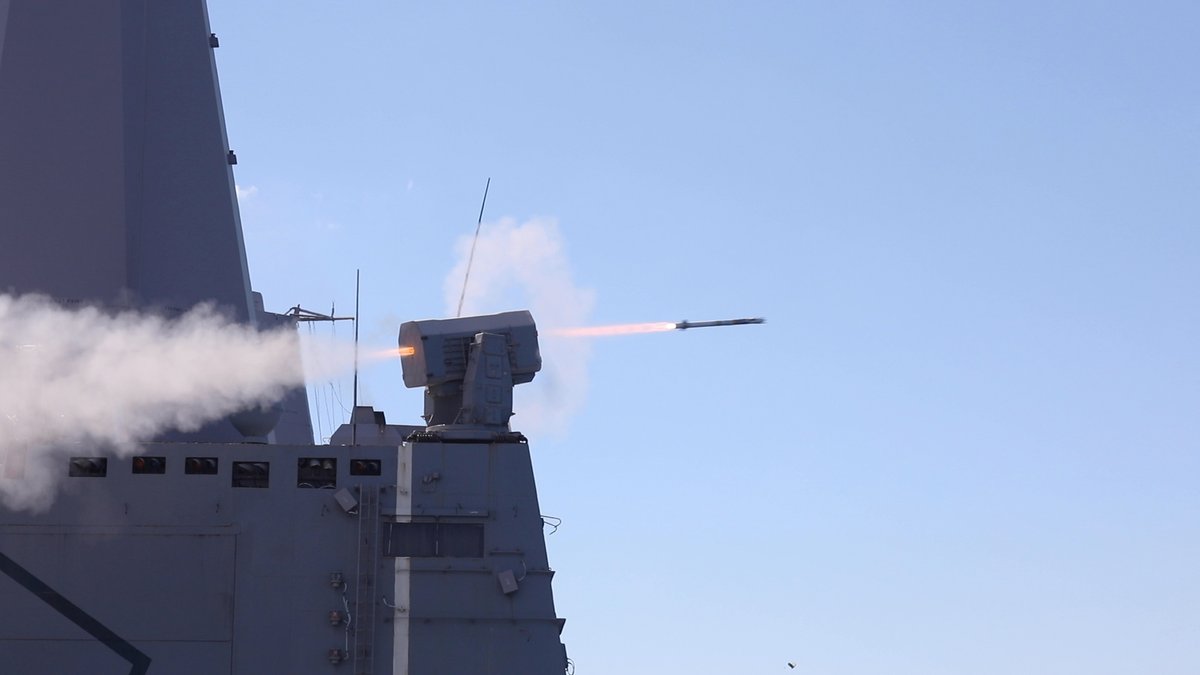 Now that's some real firepower! 🚀 

#USSArlington (LPD 24) fires a RIM-116 #RollingAirframeMissile (RAM) during a Live-Fire with a Purpose (LFWAP) exercise in the Atlantic Ocean.