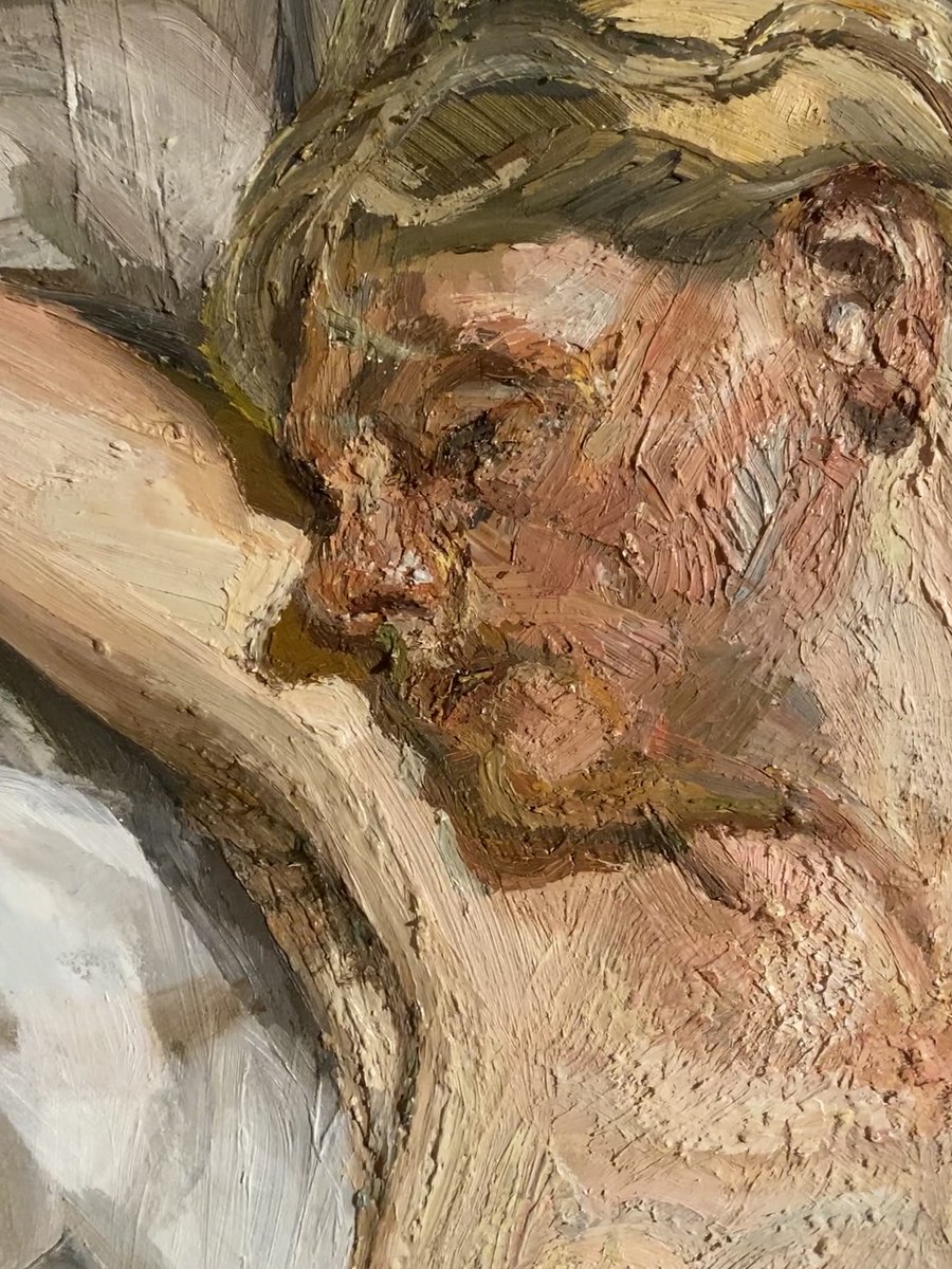 tateliverpool's tweet photo. 'I want the paint to work as flesh does.' #LucianFreud

Freud captured the imperfections &amp; uneven textures of flesh &amp; skin using coarse paintbrushes made of hog's hair. 🖌️ He often stood to paint at his easel &amp; painted every single day of the year.

🎨 Standing by the Rags 1988-9 https://t.co/rcqVu8Kgu6