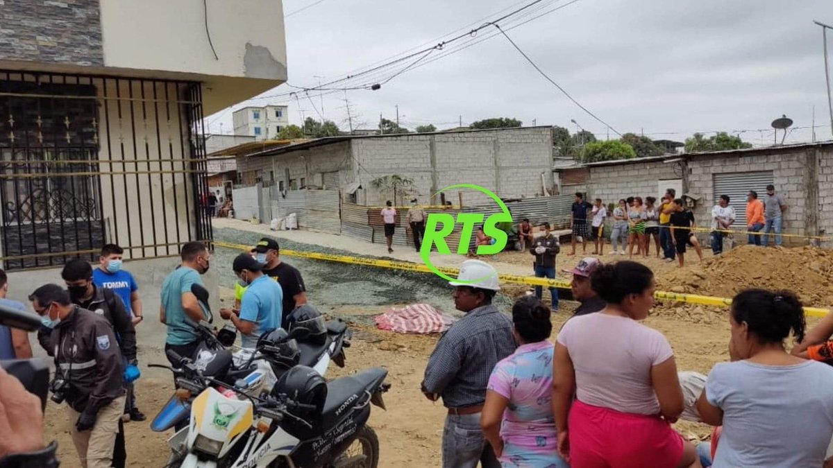 🔴 SICARIATO 
Un hombre fue asesinado en el Bloque 22 de Flor de Bastión. 4 personas que se movilizaban en dos motos habrían disparado 7 veces contra la víctima al pie de su vivienda.
📸: <a href="/celesteduenasg/">Celeste Dueñas</a>