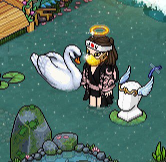 pinkypooo_'s tweet photo. I never promote my stuffs here on twitter but I’m selling this Divine Duck Tiara for 1200c (.com) 🥰 hmu if you’re interested! Trying my luck here :””D #helpmeRT https://t.co/fJRaq96TJu
